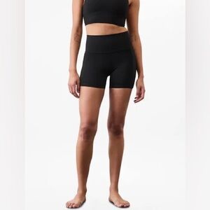 NWOT Athleta Women's salutation stash 5” shorts